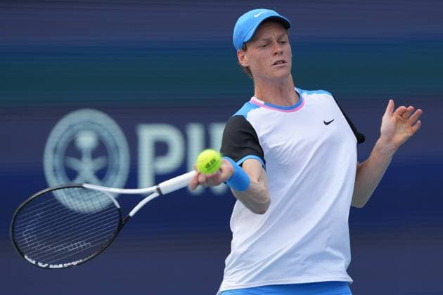 MIAMI GARDENS, FL - MARCH 29: Jannik Sinner (ITA) in action during the men™s singles semifinals of the Miami Open on March 29, 2024, at Hard Rock Stadium in Miami Gardens, FL. (Photo by Andrew Patron Icon Sportswire) TENNIS: MAR 29 Miami Open EDITORIAL USE ONLY Icon2403290687