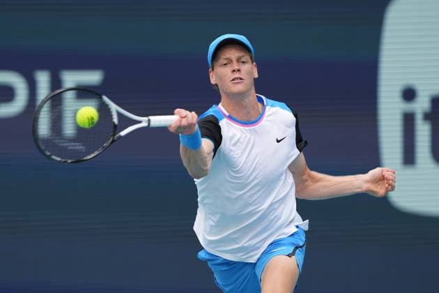MIAMI GARDENS, FL - MARCH 29: Jannik Sinner (ITA) in action during the men™s singles semifinals of the Miami Open on March 29, 2024, at Hard Rock Stadium in Miami Gardens, FL. (Photo by Andrew Patron Icon Sportswire) TENNIS: MAR 29 Miami Open EDITORIAL USE ONLY Icon2403290688