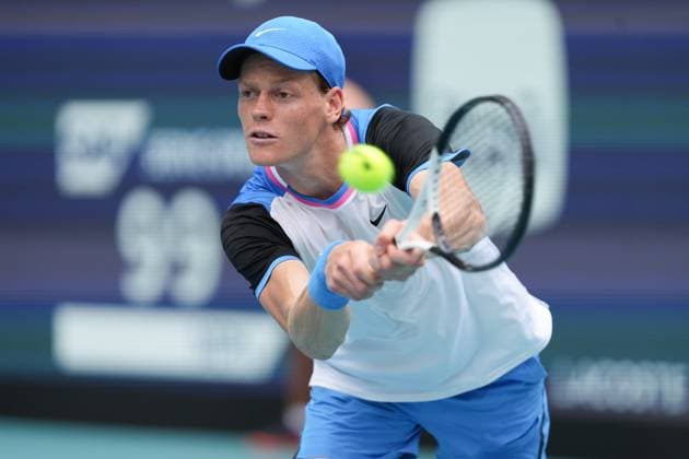 MIAMI GARDENS, FL - MARCH 29: Jannik Sinner (ITA) in action during the men™s singles semifinals of the Miami Open on March 29, 2024, at Hard Rock Stadium in Miami Gardens, FL. (Photo by Andrew Patron Icon Sportswire) TENNIS: MAR 29 Miami Open EDITORIAL USE ONLY Icon2403290691