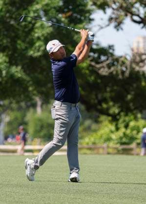 HOUSTON, TX - MARCH 29: Chan Kim (USA) watches his approach shot on 8 during Round 2 of the PGA, Golf Herren Texas Children™s Houston Open at Memorial Park Golf Course on March 29, 2024 in Houston, Texas. (Photo by Leslie Plaza Johnson Icon Sportswire) GOLF: NOV 10 PGA Cadence Bank Houston Open EDITORIAL USE ONLY Icon2403290352