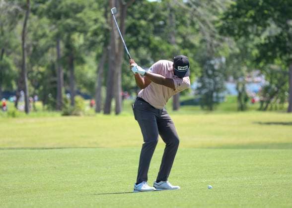 HOUSTON, TX - MARCH 29: Sahith Theegala (USA) hits his approach shot on 6 during Round 2 of the PGA, Golf Herren Texas Children™s Houston Open at Memorial Park Golf Course on March 29, 2024 in Houston, Texas. (Photo by Leslie Plaza Johnson Icon Sportswire) GOLF: NOV 10 PGA Cadence Bank Houston Open EDITORIAL USE ONLY Icon2403290372