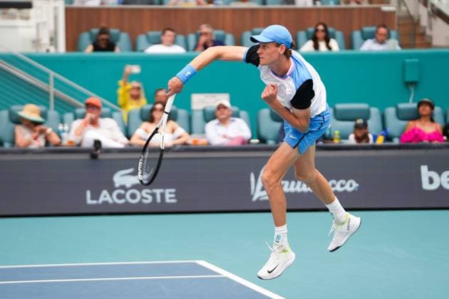 MIAMI GARDENS, FL - MARCH 29: Jannik Sinner (ITA) in action during the menÕs singles semifinals of the Miami Open on March 29, 2024, at Hard Rock Stadium in Miami Gardens, FL. (Photo by Andrew Patron Icon Sportswire) TENNIS: MAR 29 Miami Open EDITORIAL USE ONLY Icon2403290695