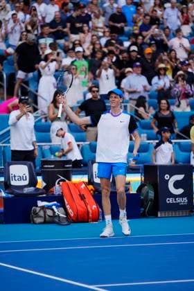 Sport Bilder des Tages March 29, 2024, Miami, Florida, USA: JANNIK SINNER (Italy) waves to the crowd after beating Medvedev during the semifinals of the Men s Singles at the Miami Open tennis tournament. Sinner won the match 6-1, 6-2. Miami USA - ZUMAd212 20240329_zsp_d212_004 Copyright: xRichardxDolex