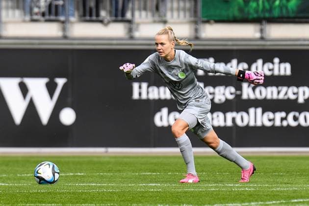 Soccer I Women I Season 2023 2024 I DFB Cup I Semifinal I VfL Wolfsburg SGS Essen I 30 03 2024 Merle Frohms 1, Goalkeeper, VfL Wolfsburg Cropped, close-up, portrait, portrait, single photo, single image, body Wolfsburg AOK Stadium Lower Saxony Germany Copyright: xLobeca InesxHähnelx