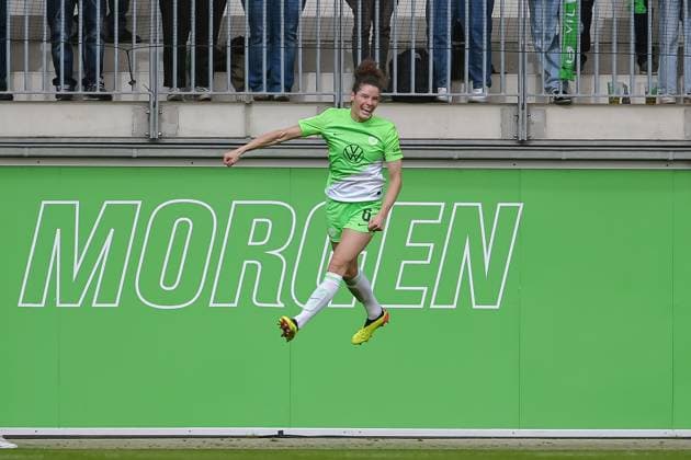 Sport Themen der Woche KW13 Sport Bilder des Tages v.li.: Torschützin Dominique Janssen (VfL Wolfsburg, 6) mit Torjubel, Jubel, jubeln, jubelt, optimistisch, Spielszene, Highlight, Freude über das Tor zum 5:0, DIE DFB-RICHTLINIEN UNTERSAGEN JEGLICHE NUTZUNG VON FOTOS ALS SEQUENZBILDER UND ODER VIDEOÄHNLICHE FOTOSTRECKEN. DFB REGULATIONS PROHIBIT ANY USE OF PHOTOGRAPHS AS IMAGE SEQUENCES AND OR QUASI-VIDEO., 30.03.2024, Wolfsburg (Deutschland), Fussball, DFB-Pokal Frauen, VfL Wolfsburg - SGS Essen *** from left goal scorer Dominique Janssen VfL Wolfsburg, 6 with goal celebration, cheering, jubilant, optimistic, game scene, highlight, joy about the goal for 5 0, THE DFB REGULATIONS PROHIBIT ANY USE OF PHOTOGRAPHS AS IMAGE SEQUENCES AND OR QUASI VIDEO , 30 03 2024, Wolfsburg Germany , Football, DFB Pokal Women, VfL Wolfsburg SGS Essen xobx