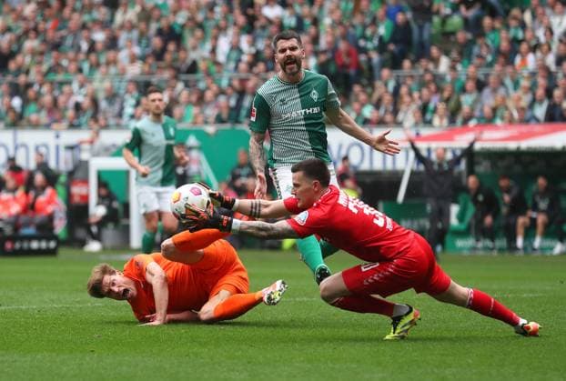 Bilder des Jahres 2024, Sport 03 März Sport Themen der Woche KW13 Sport Bilder des Tages Bremen vs. VfL, 1. BL Bremen, 30.03.2024, FUßBALL - SV Werder Bremen vs. VfL Wolfsburg, 1. BL, Saison 2023 24. Kevin Behrens (VfL Wolfsburg), Anthony Jung (Werder Bremen), Torwart Michael Zetterer (Werder Bremen) Bremen *** Bremen vs VfL, 1 BL Bremen, 30 03 2024, FOOTBALL SV Werder Bremen vs VfL Wolfsburg, 1 BL, Season 2023 24 Kevin Behrens VfL Wolfsburg , Anthony Jung Werder Bremen , Goalkeeper Michael Zetterer Werder Bremen Bremen Bremen