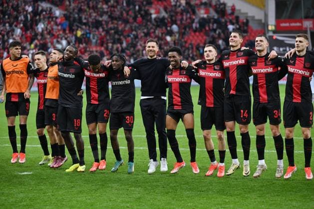 Leverkusen players celebrate with coach Xabi Alonso Bayer 04 Leverkusen , mi , victory 30 03 2024, Soccer season 2023 2024, 1 Bundesliga, Matchday 27, Bayer 04 Leverkusen TSG Hoffenheim Leverkusen BayArena Nordrhein Westfalen Germany Team2