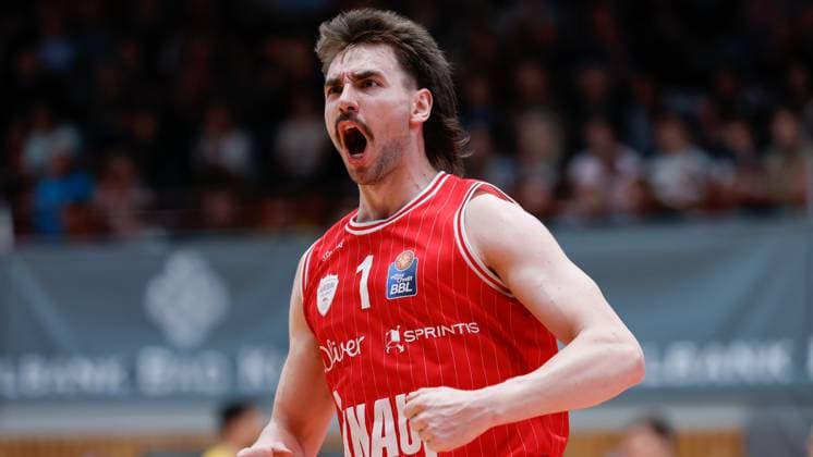 Sport Themen der Woche KW13 Sport Bilder des Tages 30.03.2024, Wuerzburg Baskets vs. Tigers Tuebingen, easyCredit BBL, 26. Spieltag, Deutschland, Wuerzburg, tectake-Arena, Im Bild: Jubel nach einem erfolgreichen Dreier bei Zachary Seljaas (Wuerzburg Baskets, 1) *** 30 03 2024, Wuerzburg Baskets vs Tigers Tuebingen, easyCredit BBL, Matchday 26, Germany, Wuerzburg, tectake Arena, Picture Copyright: HMBxMedia xJulienxBecker