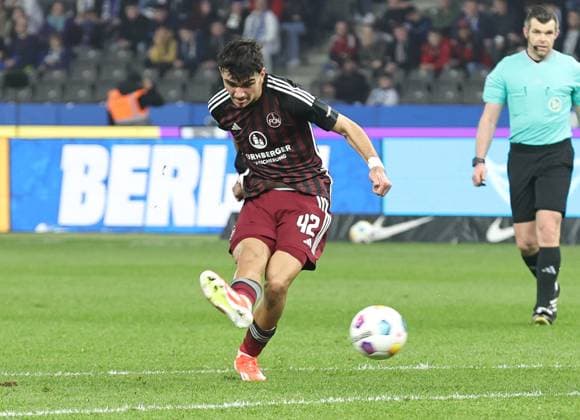 30 03 2024 Soccer Season 2023 2024 2 Soccer Bundesliga 27 Matchday Hertha BSC Berlin HBSC 1 FC Nürnberg FCN Club Sportfoto Zink DaMa xdaxmax DFL regulations prohibit any use of photographs as image sequences and or quasi video only for editorial use Can Yilmaz Uzun 42, 1 FC Nürnberg FCN mit Torschuss Freisteller Einzelbild
