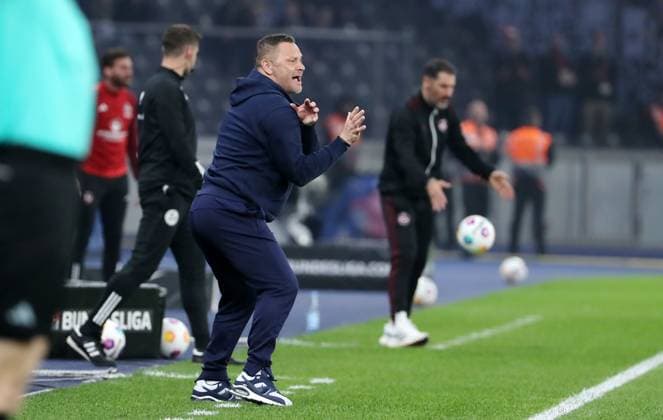 Coach Pal Dardai pointing, gesticulating, coach Cristian Fiel Sport Football Soccer DFL 2 Bundesliga Men 27 Matchday Season 2023 2024 30 03 2024 Hertha BSC Berlin vs 1 FC Nürnberg FCN DFL regulations prohibit any use of photographs as image sequences and or quasi video