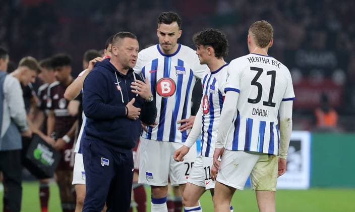 Coach Pal Dardai talks to Haris Tabakovic, Fabian Reese, Marton Dardai Sport Football Soccer DFL 2 Bundesliga Men 27 Matchday Season 2023 2024 30 03 2024 Hertha BSC Berlin vs 1 FC Nürnberg FCN DFL regulations prohibit any use of photographs as image sequences and or quasi video