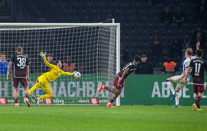 Soccer, Men, Season 2023 2024, 2 Bundesliga 27 Matchday , Hertha BSC 1 FC Nürnberg, Marten Winkler Hertha BSC scores the goal for 1 2 against goalkeeper Carl Klaus 1 FC Nürnberg , 30 03 2024, Copyright: xSebastianxRäppold MatthiasxKochx