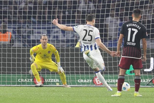 DEU, DFL, 2 FBL, Hertha BSC vs 1 FC Nuernberg, 30 03 2024, Berliner Olympiastadion, Berlin, DEU, DFL, 2 FBL, Hertha BSC vs 1 FC Nuernberg, im Bild 11m Haris Tabakovic Hertha BSC Berlin 25 , Carl Klaus 1 FC Nuernberg 1 DFL regulations prohibit any use of Photographs as image sequences and or quasi video Foto Juergen Engler nordphoto GmbH nordphotoxGmbHx xEngler nph00076