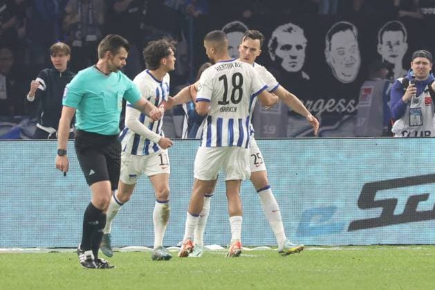 DEU, DFL, 2 FBL, Hertha BSC vs 1 FC Nuernberg, 30 03 2024, Berliner Olympiastadion, Berlin, DEU, DFL, 2 FBL, Hertha BSC vs 1 FC Nuernberg, im Bild 11m Haris Tabakovic Hertha BSC Berlin 25 , Fabian Reese Hertha BSC Berlin 11 , Aymen Barkok Hertha BSC Berlin 18 DFL regulations prohibit any use of Photographs as image sequences and or quasi video Foto Juergen Engler nordphoto GmbH nordphotoxGmbHx xEngler nph00076