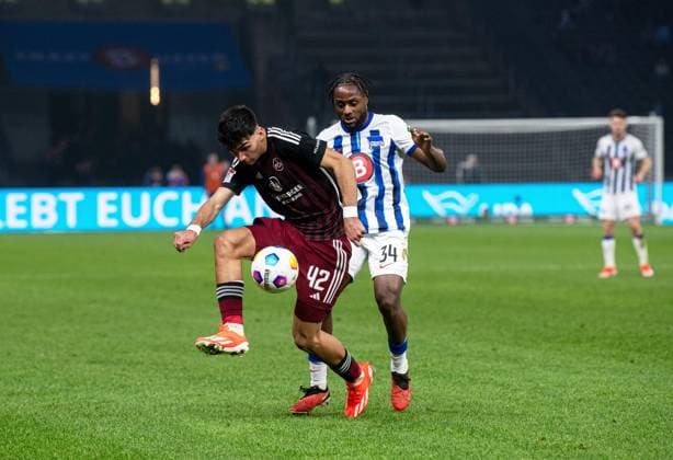 Soccer, Men, Season 2023 2024, 2 Bundesliga 27 Matchday , Hertha BSC 1 FC Nürnberg, v l Can Uzun 1 FC Nürnberg , Deyovaisio Zeefuik Hertha BSC , 30 03 2024, Copyright: xSebastianxRäppold MatthiasxKochx