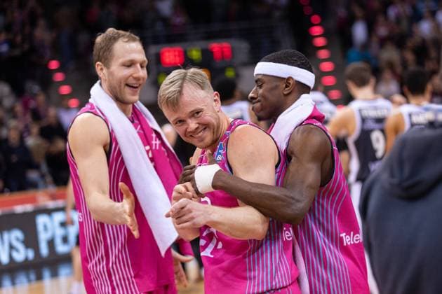 Bilder des Jahres 2024, Sport 03 März Sport Themen der Woche KW13 Christian Sengfelder, Harald Frey, Glynn Watson Telekom Baskets Bonn nach Sieg vs. RASTA Vechta BBL Saison 2023 2024 - 26. Spieltag *** Christian Sengfelder, Harald Frey, Glynn Watson Telekom Baskets Bonn after victory against RASTA Vechta BBL Season 2023 2024 26 Matchday