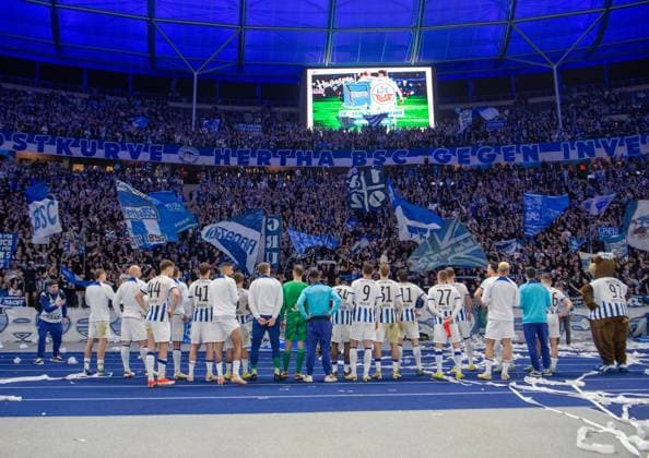 Soccer, Men, Season 2023 2024, 2 Bundesliga 27 Matchday , Hertha BSC 1 FC Nürnberg, Hertha after the final whistle with the fans, 30 03 2024, Copyright: xSebastianxRäppold MatthiasxKochx