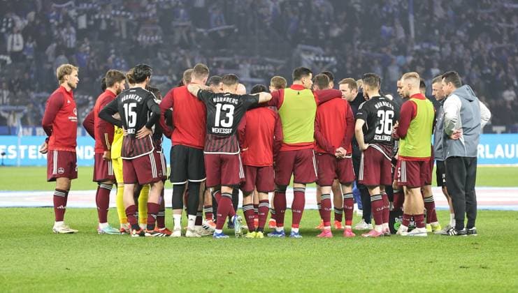 30 03 2024 Soccer Season 2023 2024 2 Soccer Bundesliga 27 Matchday Hertha BSC Berlin HBSC 1 FC Nürnberg FCN Club Sportfoto Zink DaMa xdaxmax DFL regulations prohibit any use of photographs as image sequences and or quasi video only for editorial use Cristian Fiel Coach 1 FC Nürnberg FCN speaks to the team after the match Team Team Team Team is disappointed Disappointment