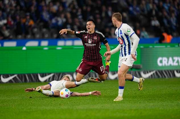 Germany, Berlin, 30 03 2024, Olympic Stadium, Hertha BSC vs 1 FC Nürnberg 2 Bundesliga, Florian Niederlechner Hertha Berlin and Jens Castrop 1 FC Nürnberg battle for the ball Berlin Olympic Stadium Berlin Germany eu-images-659