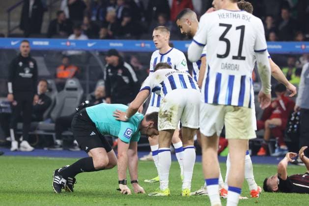DEU, DFL, 2 FBL, Hertha BSC vs 1 FC Nuernberg, 30 03 2024, Berliner Olympiastadion, Berlin, DEU, DFL, 2 FBL, Hertha BSC vs 1 FC Nuernberg, in picture Referee Alexander Sather, Florian Niederlechner Hertha BSC Berlin 7 DFL regulations prohibit any use of Photographs as image sequences and or quasi video Foto Juergen Engler nordphoto GmbH nordphotoxGmbHx xEngler nph00076