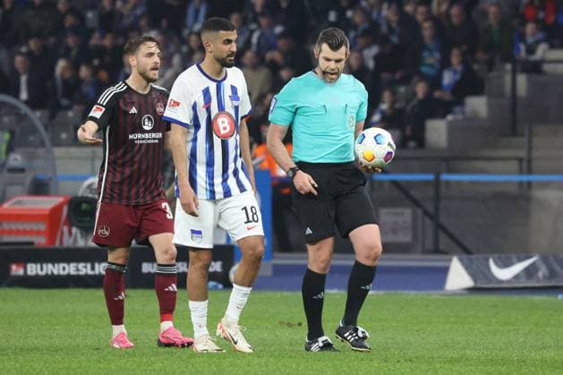 DEU, DFL, 2 FBL, Hertha BSC vs 1 FC Nuernberg, 30 03 2024, Berliner Olympiastadion, Berlin, DEU, DFL, 2 FBL, Hertha BSC vs 1 FC Nuernberg, in picture Referee Alexander Sather, Aymen Barkok Hertha BSC Berlin 18 , Simon Rhein 1 FC Nuernberg 36 DFL regulations prohibit any use of Photographs as image sequences and or quasi video Foto Juergen Engler nordphoto GmbH nordphotoxGmbHx xEngler nph00076