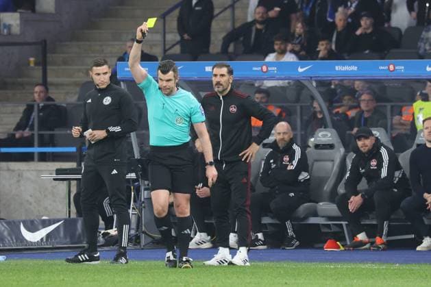 DEU, DFL, 2 FBL, Hertha BSC vs 1 FC Nuernberg, 30 03 2024, Berliner Olympiastadion, Berlin, DEU, DFL, 2 FBL, Hertha BSC vs 1 FC Nuernberg, in the picture yellow card for head coach Cristian Fiel 1 FC Nuernberg , referee Alexander Sather DFL regulations prohibit any use of Photographs as image sequences and or quasi video Foto Juergen Engler nordphoto GmbH nordphotoxGmbHx xEngler nph00076