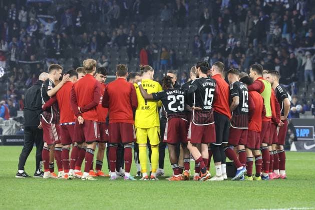 DEU, DFL, 2 FBL, Hertha BSC vs 1 FC Nuernberg, 30 03 2024, Berliner Olympiastadion, Berlin, DEU, DFL, 2 FBL, Hertha BSC vs 1 FC Nuernberg, im Bild Cheftrainer Cristian Fiel 1 FC Nuernberg , Nürnberger Spielerkreis DFL regulations prohibit any use of Photographs as image sequences and or quasi video Foto Juergen Engler nordphoto GmbH nordphotoxGmbHx xEngler nph00076