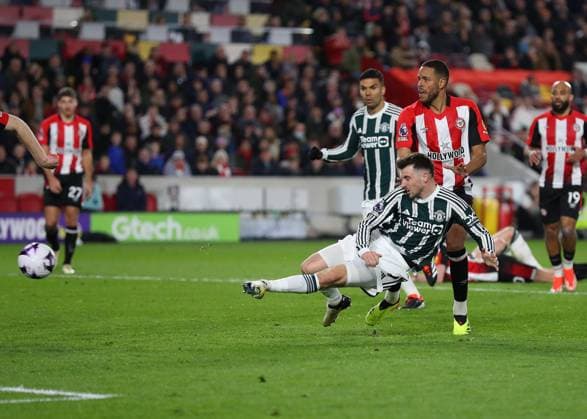 Bilder des Jahres 2024, Sport 03 MÃ¤rz Sport Themen der Woche KW13 Sport Bilder des Tages 30th March 2024; Gtech Community Stadium, Brentford, London, England; Premier League Football, Brentford versus Manchester United, ManU Mason Mount of Manchester United shoots and scores his sides 1st goal in the 96th minute to make it 0-1  ActionPlus12623699 JohnxPatrickxFletcher