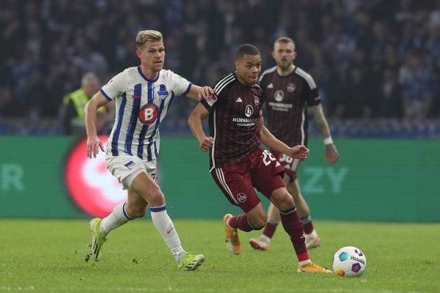 30 03 2024, xtgx, Football 2 Bundesliga, Hertha BSC Berlin 1 FC Nuernberg emspor, v l Florian Niederlechner Hertha, 7 , Christian Mathenia Nuernberg, 26 duel, duel, fight, tackle DFL DFB REGULATIONS PROHIBIT ANY USE OF PHOTOGRAPHS as IMAGE SEQUENCES and or QUASI VIDEO Berlin