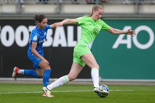 from left Kassandra Potsi SGS Essen, 28 and Camilla Küver VfL Wolfsburg, 16 in a duel, dynamic, action, action, game scene, THE DFB REGULATIONS PROHIBIT ANY USE OF PHOTOGRAPHS AS IMAGE SEQUENCES AND OR QUASI VIDEO , 30 03 2024, Wolfsburg Germany , Football, DFB Pokal Women, VfL Wolfsburg SGS Essen xobx