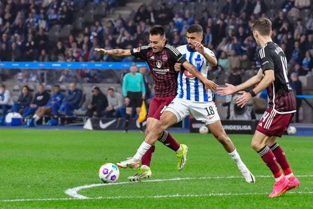 30 03 2024, xlakx, Fußball 2 Bundesliga, Hertha BSC 1 FC Nuernberg emspor, v l Jens Castrop 1 FC Nuenberg 17 ,Aymen Barkok Hertha BSC 18 ,Zweikampf, Duell, Kampf, tackle DFL DFB REGULATIONS PROHIBIT ANY USE OF PHOTOGRAPHS as IMAGE SEQUENCES and or QUASI VIDEO Berlin