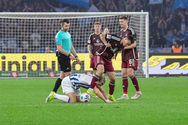30 03 2024, xlakx, Fußball 2 Bundesliga, Hertha BSC 1 FC Nuernberg emspor, v l Florian Niederlechner Hertha BSC 7 ,Jens Castrop 1 FC Nuenberg 17 ,Florian Flick 1 FC Nuenberg 6 ,Zweikampf, Duell, Kampf, tackle DFL DFB REGULATIONS PROHIBIT ANY USE OF PHOTOGRAPHS as IMAGE SEQUENCES and or QUASI VIDEO Berlin