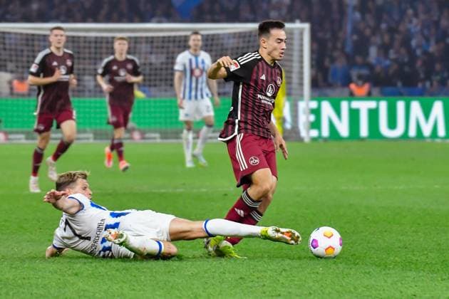 30 03 2024, xlakx, Fußball 2 Bundesliga, Hertha BSC 1 FC Nuernberg emspor, v l Florian Niederlechner Hertha BSC 7 ,Jens Castrop 1 FC Nuenberg 17 ,Zweikampf, Duell, Kampf, tackle DFL DFB REGULATIONS PROHIBIT ANY USE OF PHOTOGRAPHS as IMAGE SEQUENCES and or QUASI VIDEO Berlin