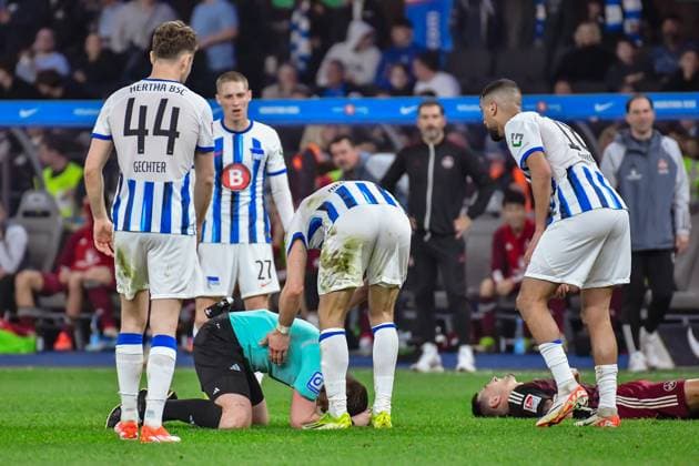30 03 2024, xlakx, Soccer 2 Bundesliga, Hertha BSC 1 FC Nuernberg emspor, v l referee injured on the ground with Jens Castrop 1 FC Nuenberg 17 DFL DFB REGULATIONS PROHIBIT ANY USE OF PHOTOGRAPHS as IMAGE SEQUENCES and or QUASI VIDEO Berlin