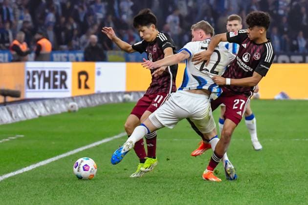 30 03 2024, xlakx, Fußball 2 Bundesliga, Hertha BSC 1 FC Nuernberg emspor, v l Kanji Okunuki 1 FC Nuenberg 11 ,Marten Winkler Hertha BSC 22 ,Nathaniel Brown 1 FC Nuenberg 27 ,Zweikampf, Duell, Kampf, tackle DFL DFB REGULATIONS PROHIBIT ANY USE OF PHOTOGRAPHS as IMAGE SEQUENCES and or QUASI VIDEO Berlin