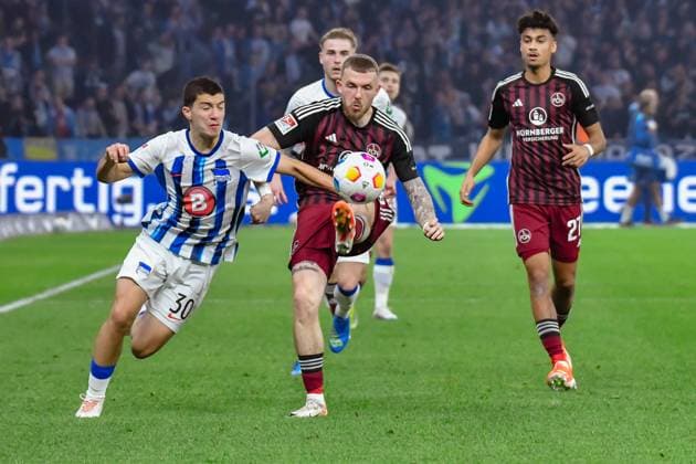30 03 2024, xlakx, Fußball 2 Bundesliga, Hertha BSC 1 FC Nuernberg emspor, v l Ibrahim Maza Hertha BSC 30 ,Jannes Horn 1 FC Nuenberg 38 ,Nathaniel Brown 1 FC Nuenberg 27 ,Zweikampf, Duell, Kampf, tackle DFL DFB REGULATIONS PROHIBIT ANY USE OF PHOTOGRAPHS as IMAGE SEQUENCES and or QUASI VIDEO Berlin