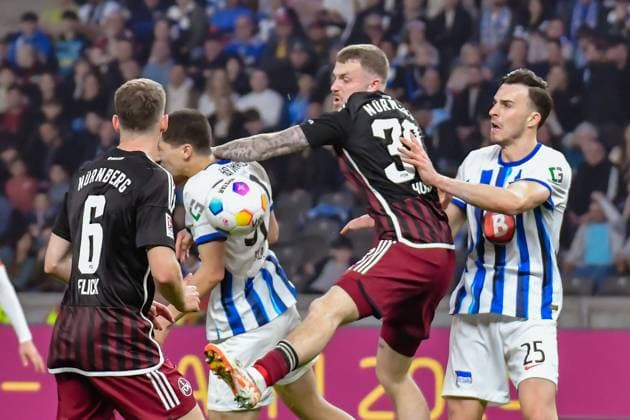 30 03 2024, xlakx, Fußball 2 Bundesliga, Hertha BSC 1 FC Nuernberg emspor, v l Florian Flick 1 FC Nuenberg 6 ,Jannes Horn 1 FC Nuenberg 38 ,Haris Tabakovic Hertha BSC 25 ,Zweikampf, Duell, Kampf, tackle DFL DFB REGULATIONS PROHIBIT ANY USE OF PHOTOGRAPHS as IMAGE SEQUENCES and or QUASI VIDEO Berlin