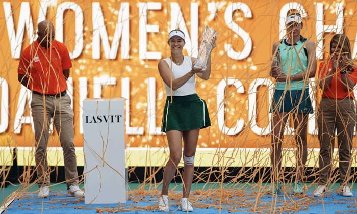 Danielle Collins from USA celebrates with her trophy after winning the 2024 Miami Open final, Hard Rock Stadium, Florida, USA. TENNIS : Open Miami 2024 Finale Dames - Etats Unis - 30 03 2024 JulienNouet TENNISMAJORS 