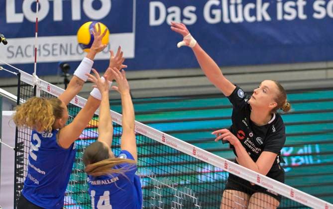 30 03 2024, Dresdens Grace Frohling smashes against Wiesbadens Jaidyn Blanchfield and Jonna Wasserfaller, Volleyball, 1 Bundesliga, Quarter-final play off, Dresdner SC VC Wiesbaden, c Dresden