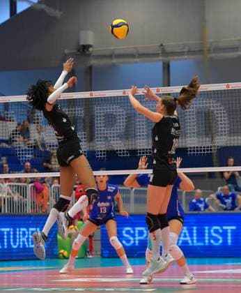 30 03 2024, Dresdens Sarah Straube sets for Dresdens Tia Jimerson, Volleyball, 1 Bundesliga, Quarterfinals play off, Dresdner SC VC Wiesbaden, c Dresden