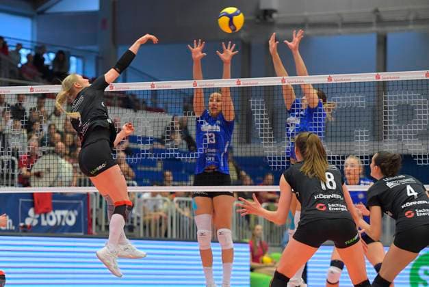 30 03 2024, Dresdens Hester Jasper smashes against Wiesbadens Milana Bozic and Jonna Wasserfaller, Volleyball, 1 Bundesliga, Quarter-final play off, Dresdner SC VC Wiesbaden, c Dresden
