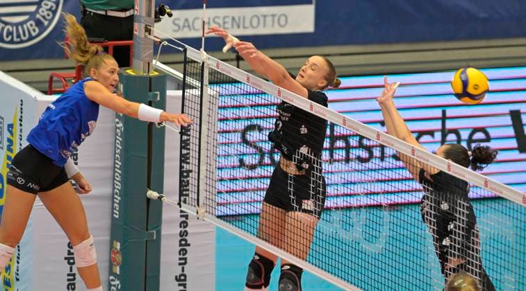 30 03 2024, Dresdens Grace Frohling and Dresdens Nathalie Lemmens try to block Jaidyn Blanchfield, Volleyball, 1 Bundesliga, Quarterfinals play off, Dresdner SC VC Wiesbaden, c Dresden
