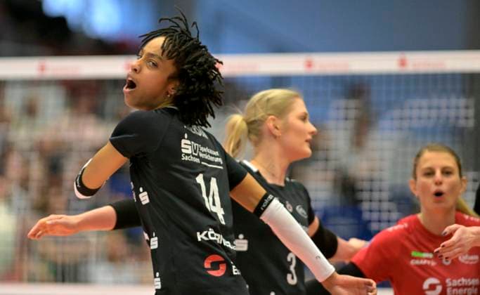 30 03 2024, Dresdens Tia Jimerson and her teammates are happy about a point, Volleyball, 1 Bundesliga, Quarter-final play off, Dresdner SC VC Wiesbaden, c Dresden
