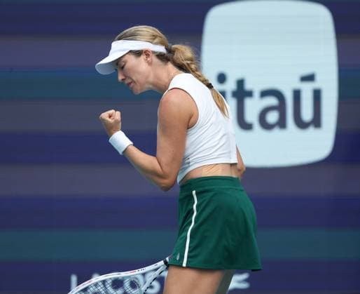 March 30, 2024, Miami Gardens, Florida, United States Of America: MIAMI GARDENS, FLORIDA - MARCH 30: Danielle Collins of the United States defeats Elena Rybakina of Kazakhstan at the womens singles finals on Day 15 of the Miami Open Presented by Itau at Hard Rock Stadium on March 30, 2024 in Miami Gardens, Florida...People: Danielle Collins Miami Gardens United States Of America - ZUMAs214 20240330_ada_s214_097 Copyright: xSMGx
