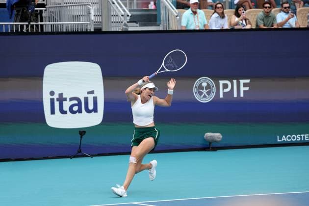 March 30, 2024, Miami Gardens, Florida, United States Of America: MIAMI GARDENS, FLORIDA - MARCH 30: Danielle Collins of the United States defeats Elena Rybakina of Kazakhstan at the womens singles finals on Day 15 of the Miami Open Presented by Itau at Hard Rock Stadium on March 30, 2024 in Miami Gardens, Florida...People: Danielle Collins Miami Gardens United States Of America - ZUMAs214 20240330_ada_s214_071 Copyright: xSMGx
