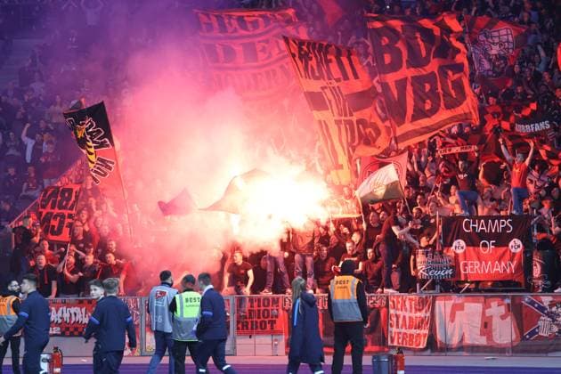 DEU, DFL, 2 FBL, Hertha BSC vs 1 FC Nuernberg, 30 03 2024, Berliner Olympiastadion, Berlin, DEU, DFL, 2 FBL, Hertha BSC vs 1 FC Nuernberg, im Bild Nuernberger Fans, Pyro DFL regulations prohibit any use of Photographs as image sequences and or quasi video Foto Juergen Engler nordphoto GmbH nordphotoxGmbHx xEngler nph00076