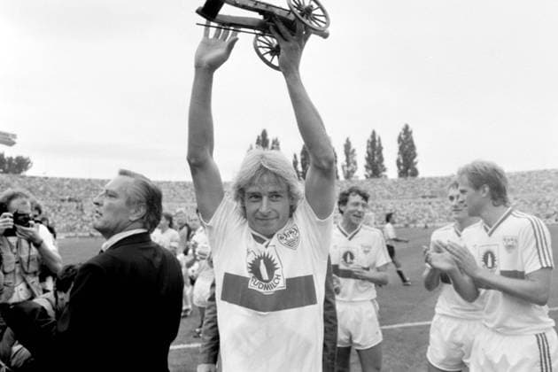 20.08.88 VfB Stuttgart - Stuttgarter Kickers Deutschland, Stuttgart, 20.08.1988, Fussball, Bundesliga, VfB Stuttgart - Stuttgarter Kickers (4:0): v.l. Gerhard Mayer-Vorfelder (Präsident VfB Stuttgart), Jürgen Klinsmann (VfB Stuttgart); Verleihung kicker Torjäger Kanone 1988. *** 20 08 88 VfB Stuttgart Stuttgarter Kickers Germany, Stuttgart, 20 08 1988, Football, Bundesliga, VfB Stuttgart Stuttgarter Kickers 4 0 v l Gerhard Mayer Vorfelder President VfB Stuttgart , Jürgen Klinsmann VfB Stuttgart Award ceremony kicker Torjäger Kanone 1988