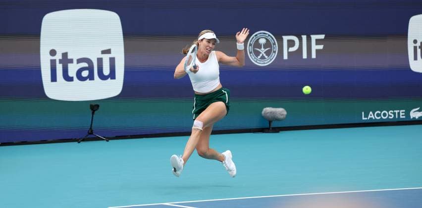 MIAMI GARDENS, FLORIDA - MARCH 30: Danielle Collins of the United States defeats Elena Rybakina of Kazakhstan at the womens singles finals on Day 15 of the Miami Open Presented by Itau at Hard Rock Stadium on March 30, 2024 in Miami Gardens, Florida People: Danielle Collins Copyright: xhoo-mex xMediaPunchx
