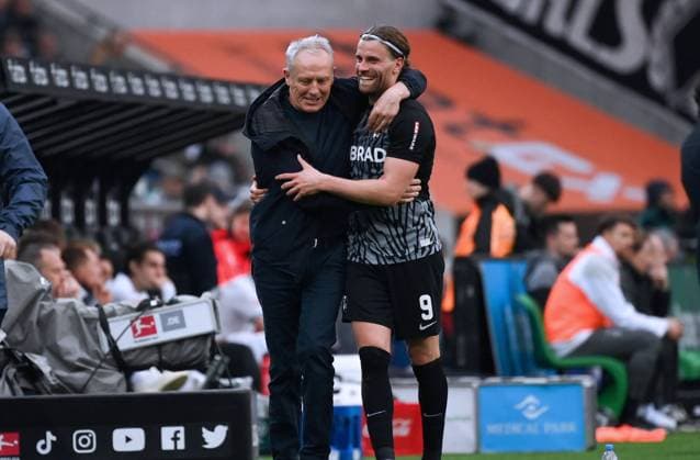 Bilder des Jahres 2024, Sport 03 März Sport Themen der Woche KW13 Jubel Trainer Christian Streich (SC Freiburg) Lucas Höler (SC Freiburg), v.li. 30.03.2024, Fussball Saison 2023 2024, 1. Bundesliga, 27. Spieltag, Borussia Mönchengladbach - SC Freiburg 0:3 Moenchengladbach Borussia Park Nordrhein Westfalen Deutschland *** Cheering coach Christian Streich SC Freiburg Lucas Höler SC Freiburg , v li 30 03 2024, Soccer season 2023 2024, 1 Bundesliga, Matchday 27, Borussia Mönchengladbach SC Freiburg 0 3 Moenchengladbach Borussia Park Nordrhein Westfalen Germany Team2