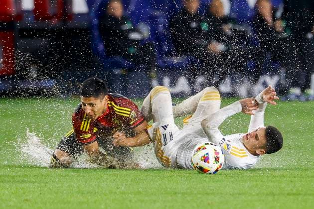 Bilder des Jahres 2024, Sport 03 März Sport Themen der Woche KW13 March 30, 2024, Carson, California, USA: LA Galaxy s GABRIEL PEC, right, and Seattle Sounders RAUL MARIO RUIDIAZ vie for the ball during an MLS, Fussball Herren, USA soccer match at Dignity Health Sports Park in Carson, Calif. Carson USA - ZUMAc68_ 20240330_zaf_c68_016 Copyright: xRingoxChiux
